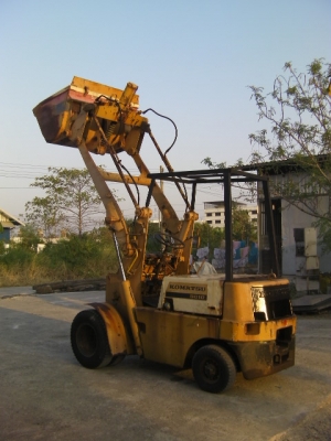 ตอนรับปีใหม่ ขาย รถตักโคมัสซุ เก่านอกสภาพพร้อมใช้ รุ่น SG10 เครื่องเบนซิน ราคา 135,000[km