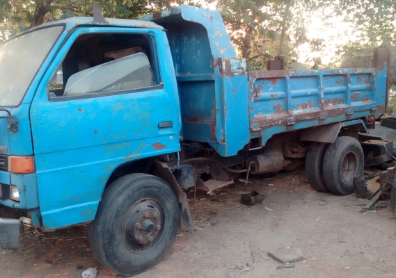 ISUZU NPR 115 HP 4BD1 หกล้อดั๊มพ์ ช่วงล่างใหญ่ติด F หน้าหลังครบ กระยะดั๊มพ์เหล็ก 4 ตันความยาว 3.60 เมตร เครื่องแรงดีไม่เยิ้ม หัวเก๋งมีผุบ้างเล็กน้อย ภายในเก๋งคอนโซลครบพร้อม ช่วงล่างคัชซีไม่ผุ ยาง 8.25 ขอบ 16 สภาพดี 60\% เอกสารเล่มทะเบียนชุดโอนครบพร้อม ราคา