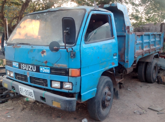 ISUZU NPR 115 HP 4BD1 หกล้อดั๊มพ์ ช่วงล่างใหญ่ติด F หน้าหลังครบ กระยะดั๊มพ์เหล็ก 4 ตันความยาว 3.60 เมตร เครื่องแรงดีไม่เยิ้ม หัวเก๋งมีผุบ้างเล็กน้อย ภายในเก๋งคอนโซลครบพร้อม ช่วงล่างคัชซีไม่ผุ ยาง 8.25 ขอบ 16 สภาพดี 60\% เอกสารเล่มทะเบียนชุดโอนครบพร้อม ราคา