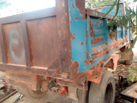 ISUZU NPR 115 HP 4BD1 หกล้อดั๊มพ์ ช่วงล่างใหญ่ติด F หน้าหลังครบ กระยะดั๊มพ์เหล็ก 4 ตันความยาว 3.60 เมตร เครื่องแรงดีไม่เยิ้ม หัวเก๋งมีผุบ้างเล็กน้อย ภายในเก๋งคอนโซลครบพร้อม ช่วงล่างคัชซีไม่ผุ ยาง 8.25 ขอบ 16 สภาพดี 60\% เอกสารเล่มทะเบียนชุดโอนครบพร้อม ราคา