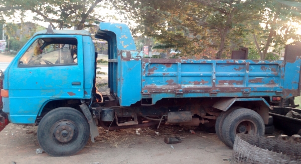 ISUZU NPR 115 HP 4BD1 หกล้อดั๊มพ์ ช่วงล่างใหญ่ติด F หน้าหลังครบ กระยะดั๊มพ์เหล็ก 4 ตันความยาว 3.60 เมตร เครื่องแรงดีไม่เยิ้ม หัวเก๋งมีผุบ้างเล็กน้อย ภายในเก๋งคอนโซลครบพร้อม ช่วงล่างคัชซีไม่ผุ ยาง 8.25 ขอบ 16 สภาพดี 60\% เอกสารเล่มทะเบียนชุดโอนครบพร้อม ราคา