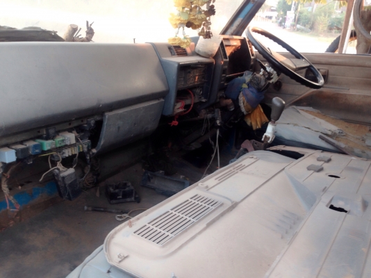 ISUZU NPR 115 HP 4BD1 หกล้อดั๊มพ์ ช่วงล่างใหญ่ติด F หน้าหลังครบ กระยะดั๊มพ์เหล็ก 4 ตันความยาว 3.60 เมตร เครื่องแรงดีไม่เยิ้ม หัวเก๋งมีผุบ้างเล็กน้อย ภายในเก๋งคอนโซลครบพร้อม ช่วงล่างคัชซีไม่ผุ ยาง 8.25 ขอบ 16 สภาพดี 60\% เอกสารเล่มทะเบียนชุดโอนครบพร้อม ราคา