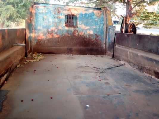 ISUZU NPR 115 HP 4BD1 หกล้อดั๊มพ์ ช่วงล่างใหญ่ติด F หน้าหลังครบ กระยะดั๊มพ์เหล็ก 4 ตันความยาว 3.60 เมตร เครื่องแรงดีไม่เยิ้ม หัวเก๋งมีผุบ้างเล็กน้อย ภายในเก๋งคอนโซลครบพร้อม ช่วงล่างคัชซีไม่ผุ ยาง 8.25 ขอบ 16 สภาพดี 60\% เอกสารเล่มทะเบียนชุดโอนครบพร้อม ราคา