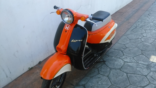 (ขายจริง ส่งจริง รถทุกคัน)ขายรถป๊อบ HONDA GIORNO. คล้ายเวสป้า โครตถูก สีส้ม สภาพดีพร้อมใช้งานได้เลย เครื่องดี สีสวยโอเค แต่สีตรงที่วางเท้าไม่ค่อยสวยตามรูป ทำสีเองตรงที่ว่างเท้าไม่กี่บาท ไม่มีเวลาทำสีเอง สีดำตรงที่วางเท้าเป็นสติกเกอร์ถ้าลอกสติกเกอร์ออก ก้อ