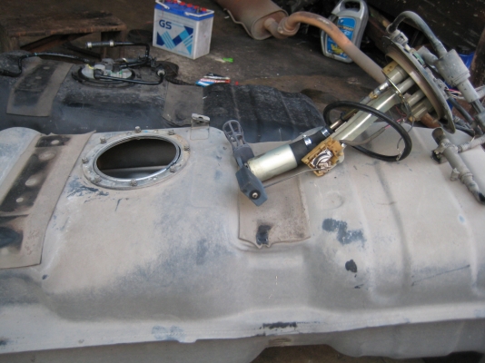 ขายถังน้ำมันรถตู้ commuter พร้อมปั้มติ๊ก