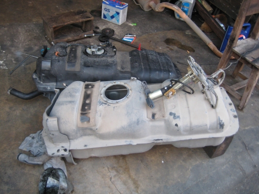 ขายถังน้ำมันรถตู้ commuter พร้อมปั้มติ๊ก