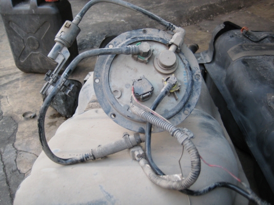 ขายถังน้ำมันรถตู้ commuter พร้อมปั้มติ๊ก