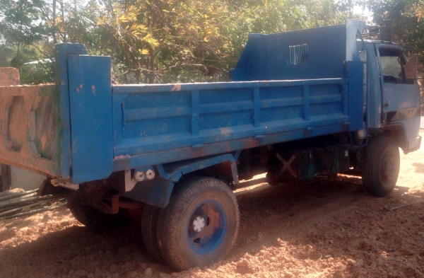 ISUZU NKR 110 HP 4BE1 ปี 36 ห้างแท้ หกล้อดั๊มพ์ กระบะดั๊มพ์เหล็ก 4 ตันความยาว 3.60 เมตร เครื่องแน่นแรงดีสุดๆครับไม่มีเยิ้ม ภายในเก๋งคอนโซลสวยครบ ช่วงล่างเดิมๆคัชซีสวยมากไม่มีตำหนิเลยครับ ยางสภาพดีประมาณ 70\% พร้อมใช้งาน เอกสารทะเบียนภาษีเต็มครบพร้อมโอน ราค