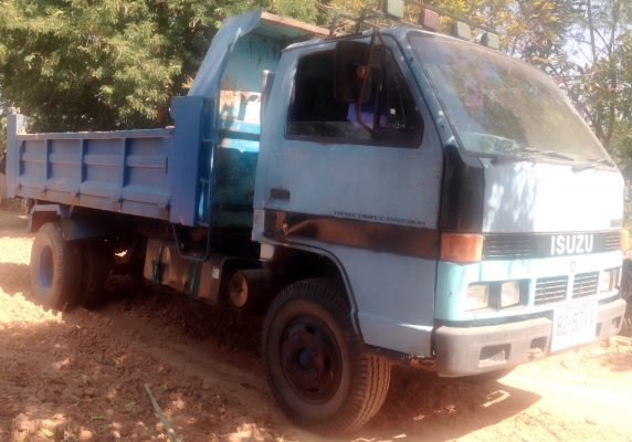 ISUZU NKR 110 HP 4BE1 ปี 36 ห้างแท้ หกล้อดั๊มพ์ กระบะดั๊มพ์เหล็ก 4 ตันความยาว 3.60 เมตร เครื่องแน่นแรงดีสุดๆครับไม่มีเยิ้ม ภายในเก๋งคอนโซลสวยครบ ช่วงล่างเดิมๆคัชซีสวยมากไม่มีตำหนิเลยครับ ยางสภาพดีประมาณ 70\% พร้อมใช้งาน เอกสารทะเบียนภาษีเต็มครบพร้อมโอน ราค