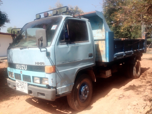 ISUZU NKR 110 HP 4BE1 ปี 36 ห้างแท้ หกล้อดั๊มพ์ กระบะดั๊มพ์เหล็ก 4 ตันความยาว 3.60 เมตร เครื่องแน่นแรงดีสุดๆครับไม่มีเยิ้ม ภายในเก๋งคอนโซลสวยครบ ช่วงล่างเดิมๆคัชซีสวยมากไม่มีตำหนิเลยครับ ยางสภาพดีประมาณ 70\% พร้อมใช้งาน เอกสารทะเบียนภาษีเต็มครบพร้อมโอน ราค