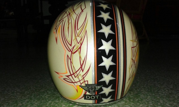 ขายหมวกกันน็อคของBell CustomแนวCafe racerตัวLimitedลายกราฟฟิคคาดดาวSize Lฟองน้ำแน่นสภาพดี฿4800ลดได้