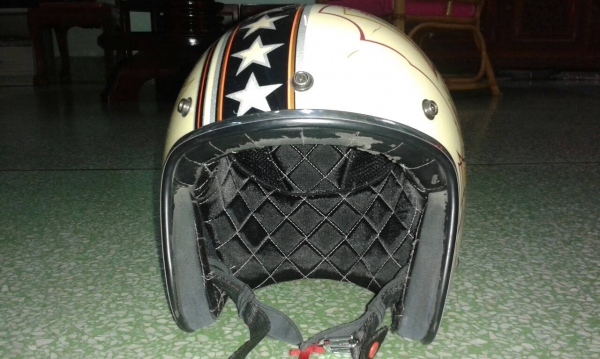 ขายหมวกกันน็อคของBell CustomแนวCafe racerตัวLimitedลายกราฟฟิคคาดดาวSize Lฟองน้ำแน่นสภาพดี฿4800ลดได้