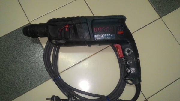 ขายสว่านระบบเจาะกระแทกปูนยี่ห้อBoschรุ่นGBH2-23REปรับเดินหน้าถอยหลังได้สภาพพร้อมใช้งานครับ ขายสว่านระบบเจาะกระแทกปูนยี่ห้อBoschรุ่นGBH2-23REปรับเดินหน้าถอยหลังได้สภาพพร้อมใช้งานครับ