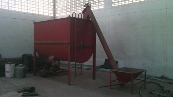 ขายด่วนเครืองผสมอาหารผสมได้3ตันสภาพพร้อมใช้งาน