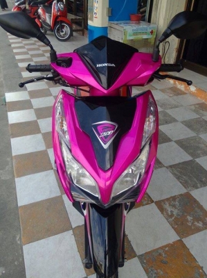 Honda Click 125 i สีชมพูดำ ลายสตีท รถสวยสดใส ประหยัดน้ำมัน Honda Click 125 i สีชมพูดำ ลายสตีท รถสวยสดใส ประหยัดน้ำมัน