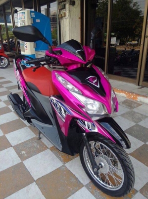 Honda Click 125 i สีชมพูดำ ลายสตีท รถสวยสดใส ประหยัดน้ำมัน Honda Click 125 i สีชมพูดำ ลายสตีท รถสวยสดใส ประหยัดน้ำมัน