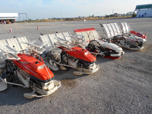 รถดำนา แบบเดินตาม 4 แถว YANMAR AP400 UFO รถดำนา แบบเดินตาม 4 แถว YANMAR AP400 UFO