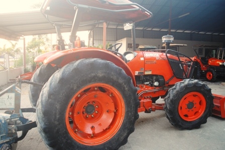 ขายรถไถ Kubota M7040 (4WD) พร้อมดันหน้า+ผานพรวนCMT รถพร้อมใช้งานครับ