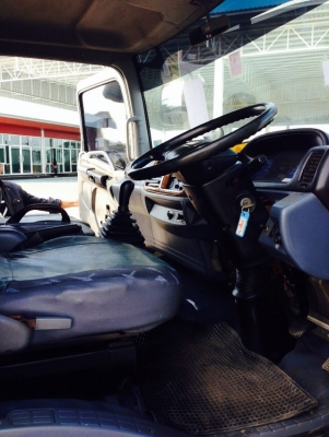 6ล้อ HINO 150  แรง ตู้แห้ง ปี 2547