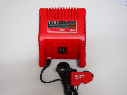 แท่นชาร์จเสียบไฟ12Vบนรถยนต์ Milwaukee 2710-20 Charger18V แท่นชาร์จเสียบไฟ12Vบนรถยนต์ Milwaukee 2710-20 Charger18V