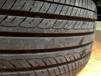 ยางรวม 3เส้น Yokohama 225-50-16 ปี 10 2 เส้น ปี07 1 เส้น ดอกสวยตามรูปครับ เพิ่งถอดจากรถ