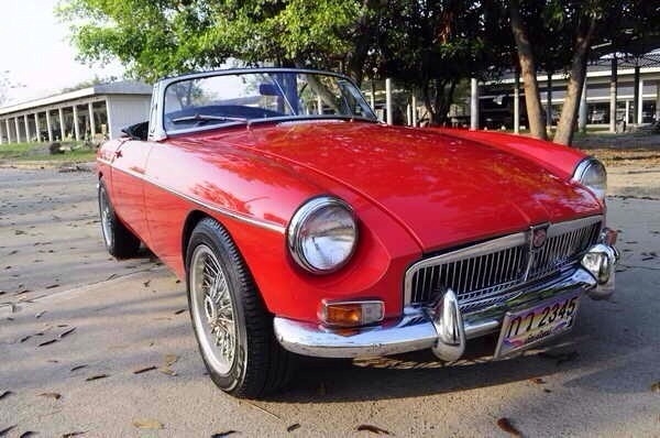 รถคลาสสิค MGB 1963เปิดประทุนครับ เดิมทุกอย่างเว้นเครื่อง ยี่ห้อ : MG รุ่น : Classic.ปี : 1967สี : แดง เกียร์ : ธรรมดา ชนิดเครื่องยนต์ : เบนซิน รถสภาพสวยมาก  จอดที่กทม  สภาพดีมาก พร้อมใช้งานทะเบียนเดิม  หารถแบบนี้ไม่มีอีกแล้ว   ขายรถ คลาสสิค เก่า บริการ ซื