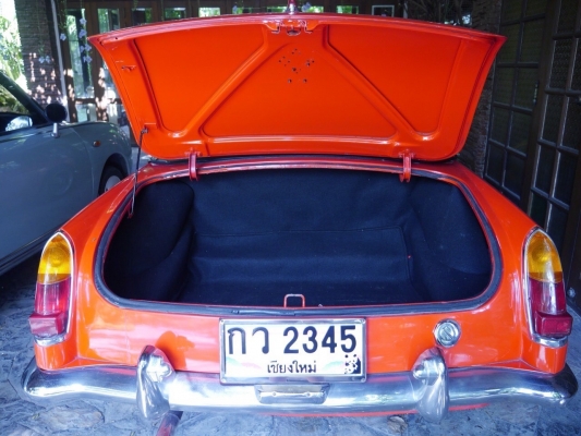 รถคลาสสิค MGB 1963เปิดประทุนครับ เดิมทุกอย่างเว้นเครื่อง ยี่ห้อ : MG รุ่น : Classic.ปี : 1967สี : แดง เกียร์ : ธรรมดา ชนิดเครื่องยนต์ : เบนซิน รถสภาพสวยมาก  จอดที่กทม  สภาพดีมาก พร้อมใช้งานทะเบียนเดิม  หารถแบบนี้ไม่มีอีกแล้ว   ขายรถ คลาสสิค เก่า บริการ ซื