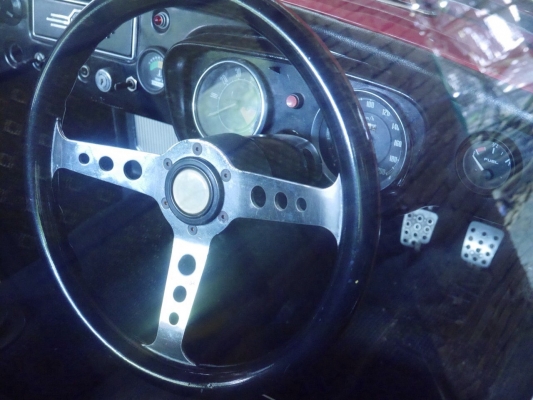 รถคลาสสิค MGB 1963เปิดประทุนครับ เดิมทุกอย่างเว้นเครื่อง ยี่ห้อ : MG รุ่น : Classic.ปี : 1967สี : แดง เกียร์ : ธรรมดา ชนิดเครื่องยนต์ : เบนซิน รถสภาพสวยมาก  จอดที่กทม  สภาพดีมาก พร้อมใช้งานทะเบียนเดิม  หารถแบบนี้ไม่มีอีกแล้ว   ขายรถ คลาสสิค เก่า บริการ ซื