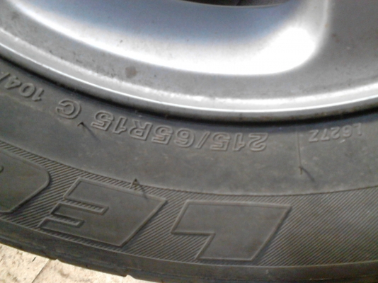 215/65R15  BRIDGESTONE  LEO 627  มี 2 เส้น โทร.081-427-3941