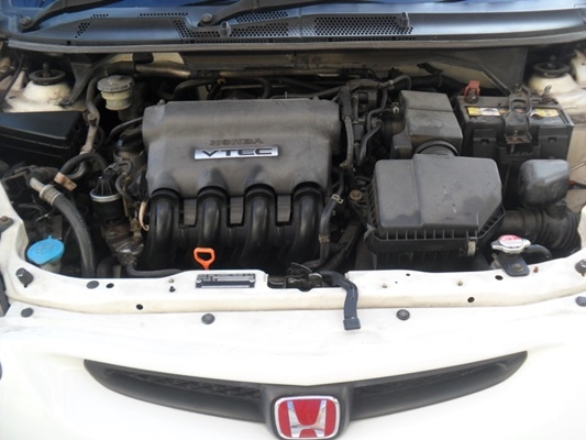 HONDA JAZZ ปี 2004 เกียร์ออโต้ สีขาวเครื่อง vtec