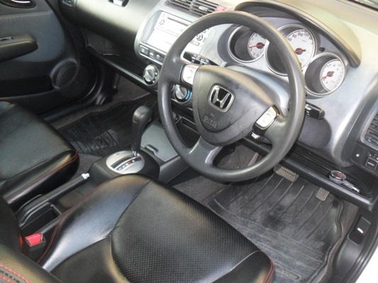HONDA JAZZ ปี 2004 เกียร์ออโต้ สีขาวเครื่อง vtec