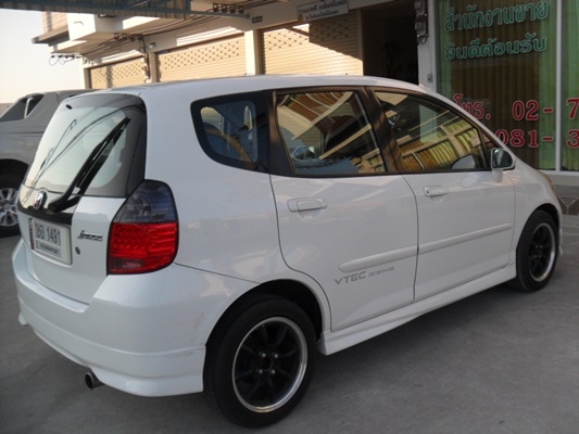 HONDA JAZZ ปี 2004 เกียร์ออโต้ สีขาวเครื่อง vtec