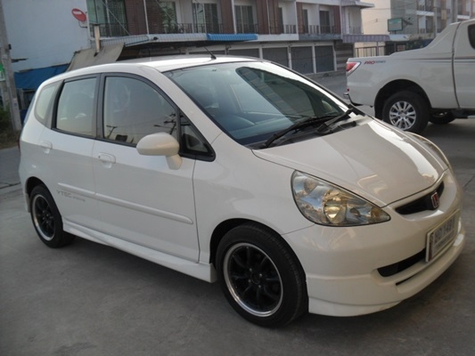 HONDA JAZZ ปี 2004 เกียร์ออโต้ สีขาวเครื่อง vtec