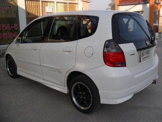 HONDA JAZZ ปี 2004 เกียร์ออโต้ สีขาวเครื่อง vtec