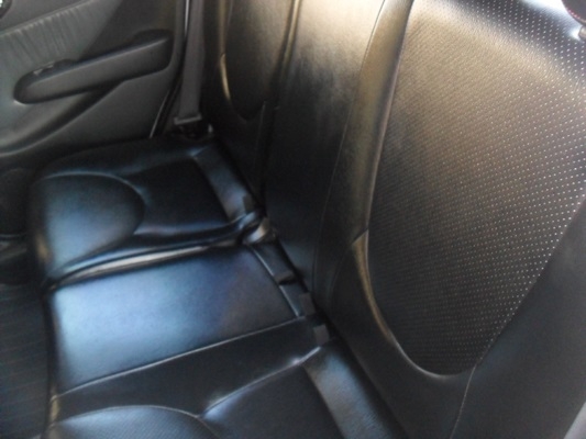 HONDA JAZZ ปี 2004 เกียร์ออโต้ สีขาวเครื่อง vtec