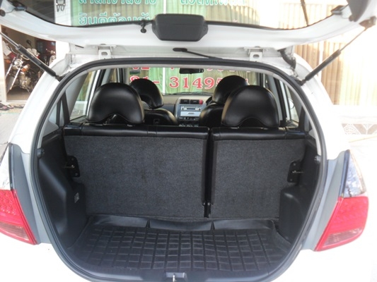 HONDA JAZZ ปี 2004 เกียร์ออโต้ สีขาวเครื่อง vtec