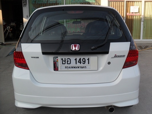 HONDA JAZZ ปี 2004 เกียร์ออโต้ สีขาวเครื่อง vtec