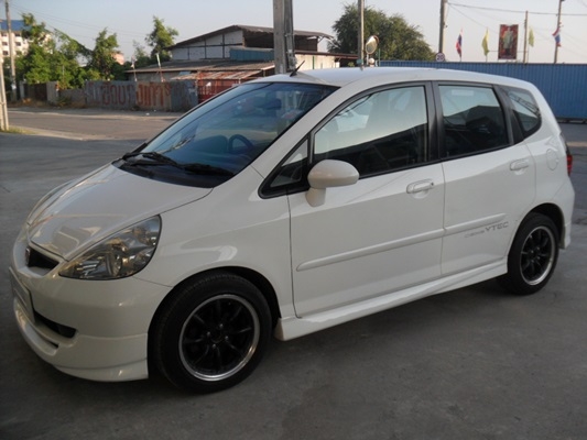 HONDA JAZZ ปี 2004 เกียร์ออโต้ สีขาวเครื่อง vtec
