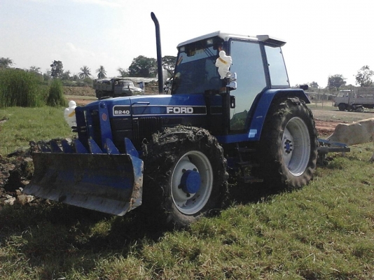 ขายรถไถฟอดร8240สภาพสวยพร้อมทำงานแอรเย็นดันหน้าผานหังไดเฮงหลี ขายรถไถฟอดร8240สภาพสวยพร้อมทำงานแอรเย็นดันหน้าผานหังไดเฮงหลี