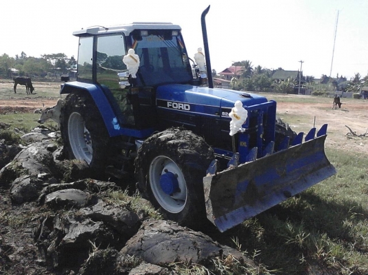 ขายรถไถฟอดร8240สภาพสวยพร้อมทำงานแอรเย็นดันหน้าผานหังไดเฮงหลี