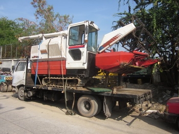 แจ้งพี่น้องชาว ราชบุรี เพชรบุรีและ ภาคใต้ ตก ทุกท่านครับ - ทางเราได้นำรถเกี่ยวข้าว แบบหนวดกุ้ง KUBOTA มาให้ลองพิสูจน์สมรรถภาพกันแล้วครับ