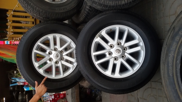 ขายล้อTOYOTAขอบ17พร้อมยางชุดละ12500