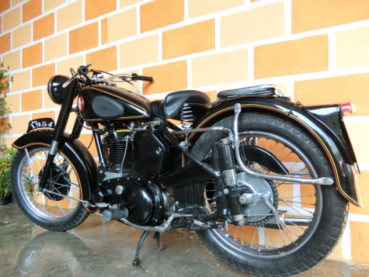 วุฒิ นนบุรี ขาย BSA M33 สภาพนางฟ้าเก็บงานแล้วคับเครื่องดีสีสวยๆลองเข้ามาดูคับ