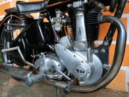 วุฒิ นนบุรี ขาย BSA M33 สภาพนางฟ้าเก็บงานแล้วคับเครื่องดีสีสวยๆลองเข้ามาดูคับ