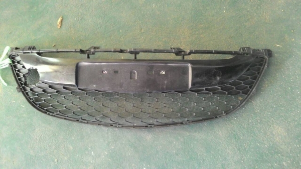 ตะแกรงช่องลมในกันชน มาสด้า2 ของแท้มือ