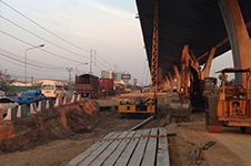 รับตอกเสาเข็มด้วยรถปั้นจั่นตีนตะขาบ รับตอกเสาเข็มด้วยรถปั้นจั่นตีนตะขาบ