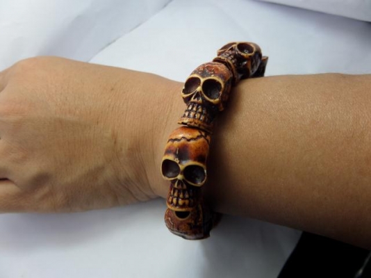 ข้อมือหัวกระโหลก