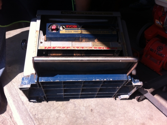 เครื่องรีดไม้ RYOBI ขนาดหน้ากว้าง 312 มม. มีใบมีดพร้อมใช้งาน กำลังมอเตอร์ 1350 W.