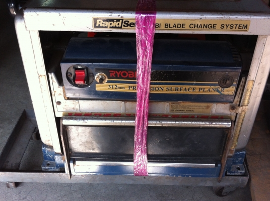 เครื่องรีดไม้ RYOBI ขนาดหน้ากว้าง 312 มม. มีใบมีดพร้อมใช้งาน กำลังมอเตอร์ 1350 W.