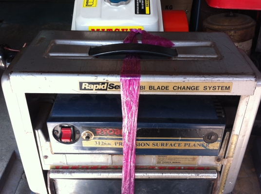 เครื่องรีดไม้ RYOBI ขนาดหน้ากว้าง 312 มม. มีใบมีดพร้อมใช้งาน กำลังมอเตอร์ 1350 W.